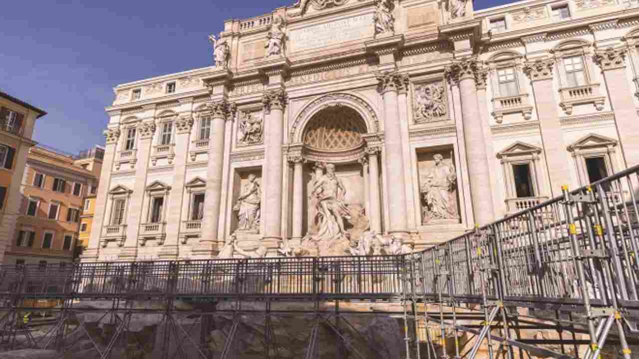 Fontana di Trevi a Roma, nuova passerella per osservare da vicino il monumento