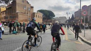 Via dei Fori Imperiali, persone a passeggio e sulla bici