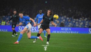 Guendouzi osserva il pallone calciato da McTominay