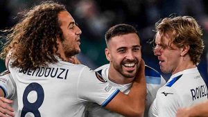 I giocatori della Lazio festeggiano al gol di Gila