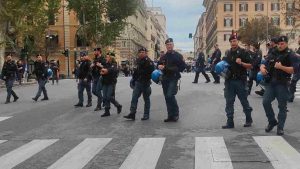 Poliziotti in piazza dell'Esquilino