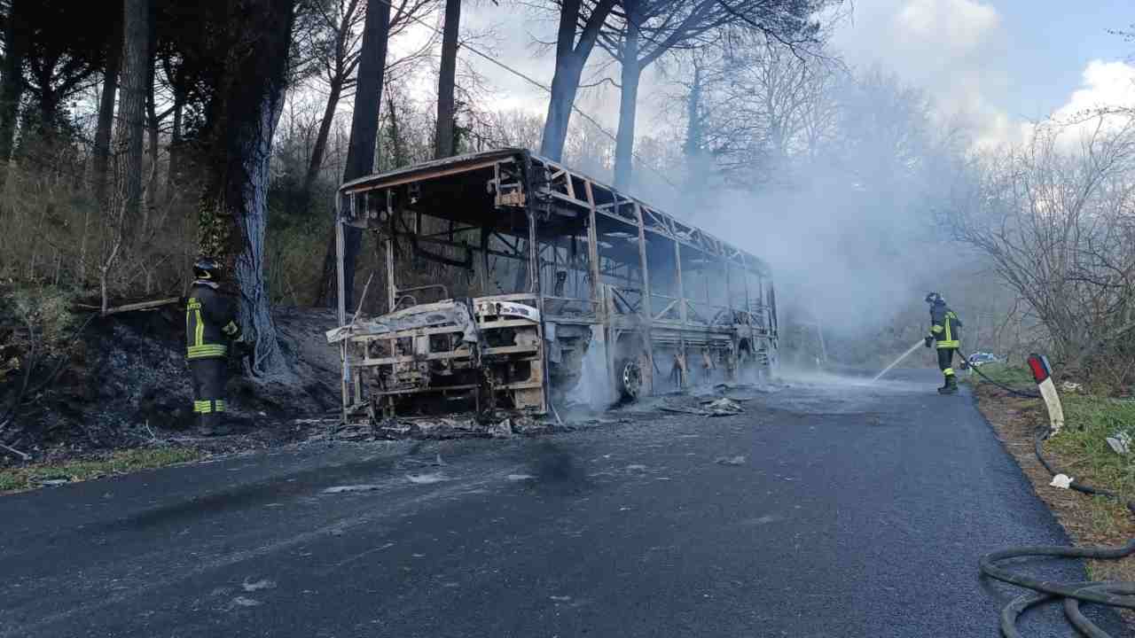 incendio bus su via Rocca Romana