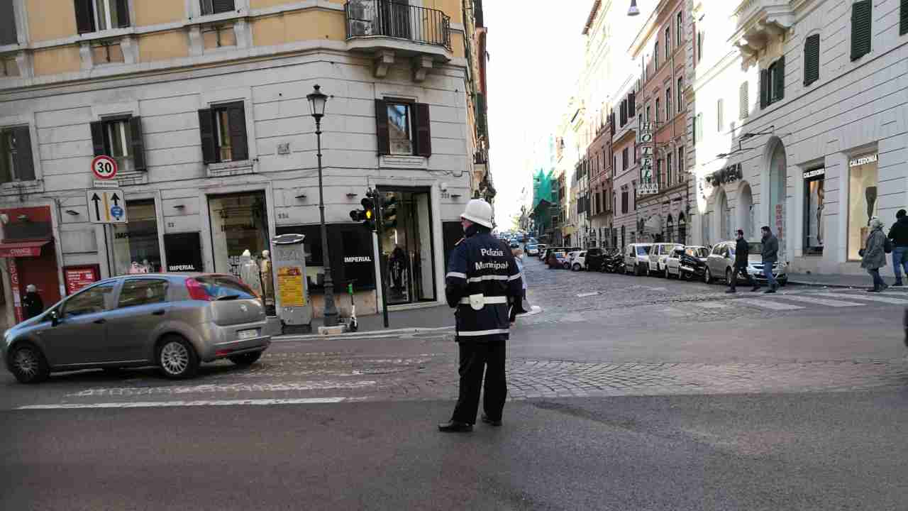 Vigile urbano in servizio sulle strade di roma